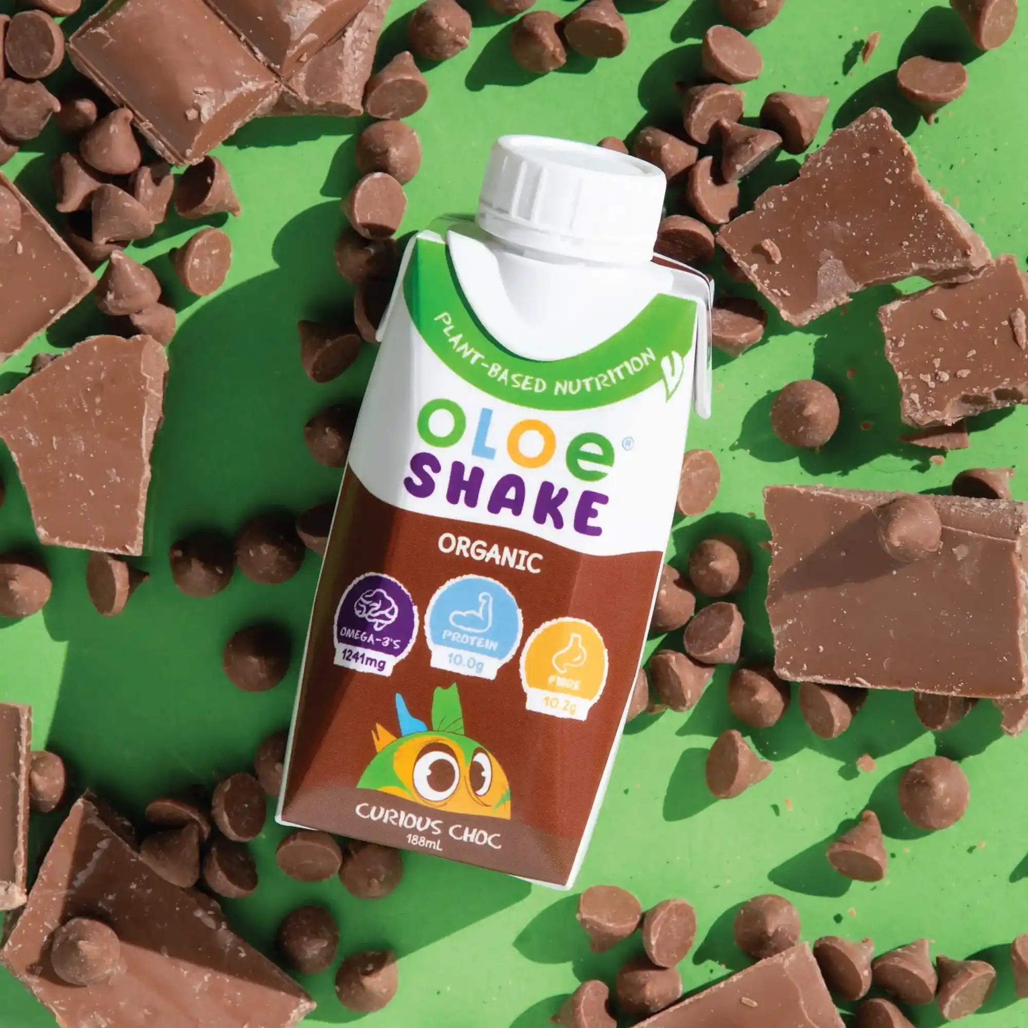 oloe-shake-curious-choc-ecommerce-creatir-studio-shot-green-with-chocolate